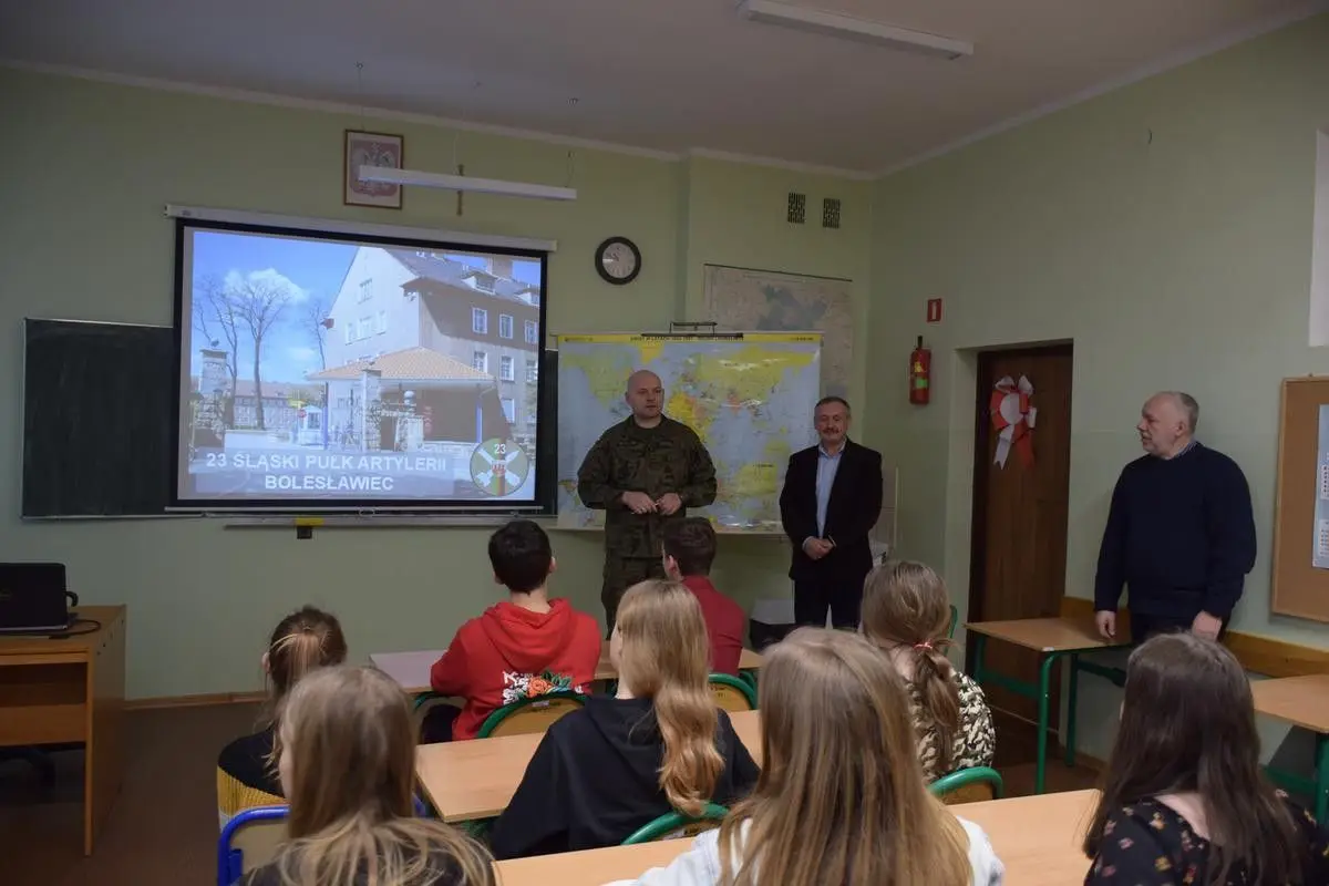 Dowódca artylerzystów z wizytą w szkole w Nowej Wsi