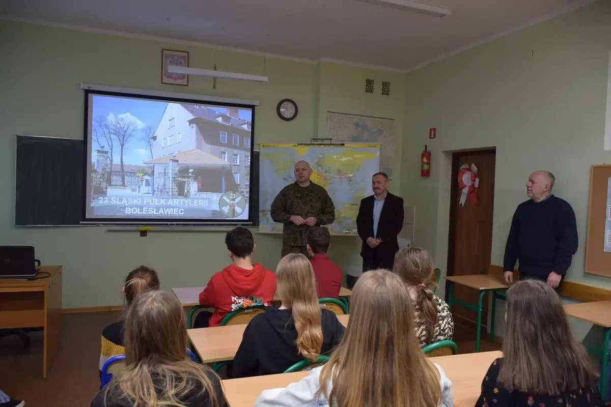 Dowódca artylerzystów z wizytą w szkole w Nowej Wsi