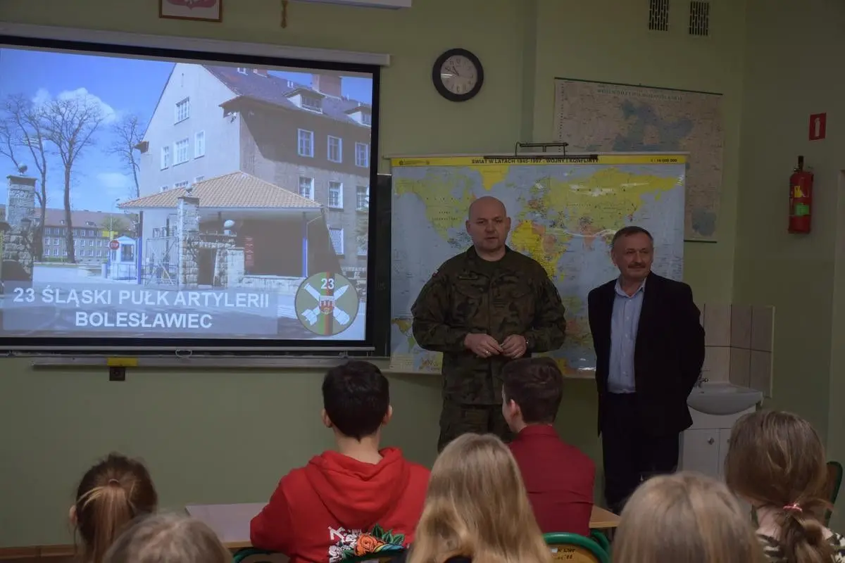 Dowódca artylerzystów z wizytą w szkole w Nowej Wsi