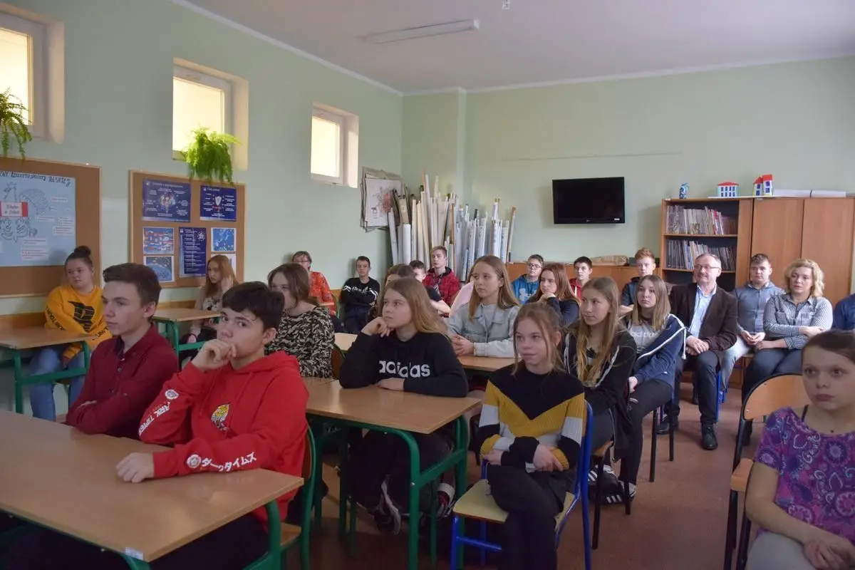 Dowódca artylerzystów z wizytą w szkole w Nowej Wsi