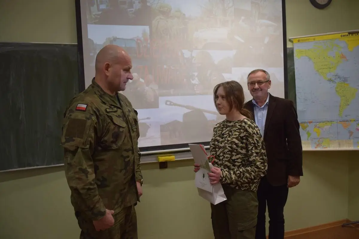 Dowódca artylerzystów z wizytą w szkole w Nowej Wsi