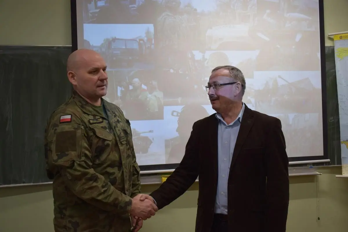 Dowódca artylerzystów z wizytą w szkole w Nowej Wsi
