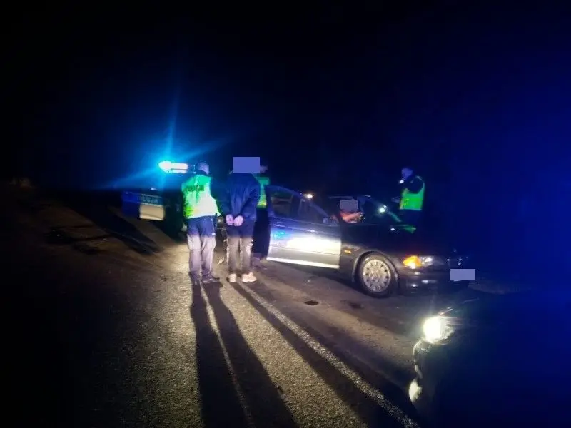 Kontrola drogówki. Kierowca pijany, a pasażer… z narkotykami