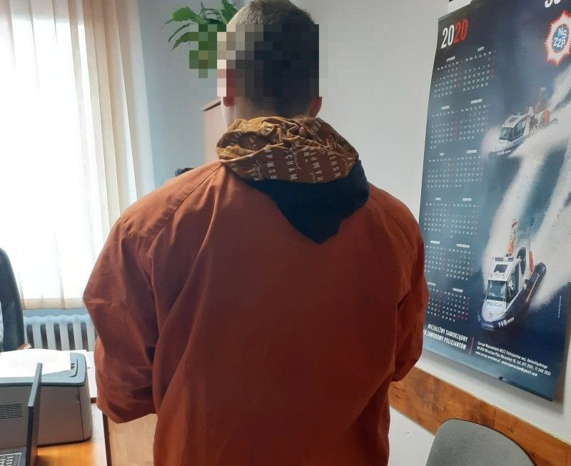 Napadł na kobietę, ukradł jej telefon. Młody recydywista aresztowany