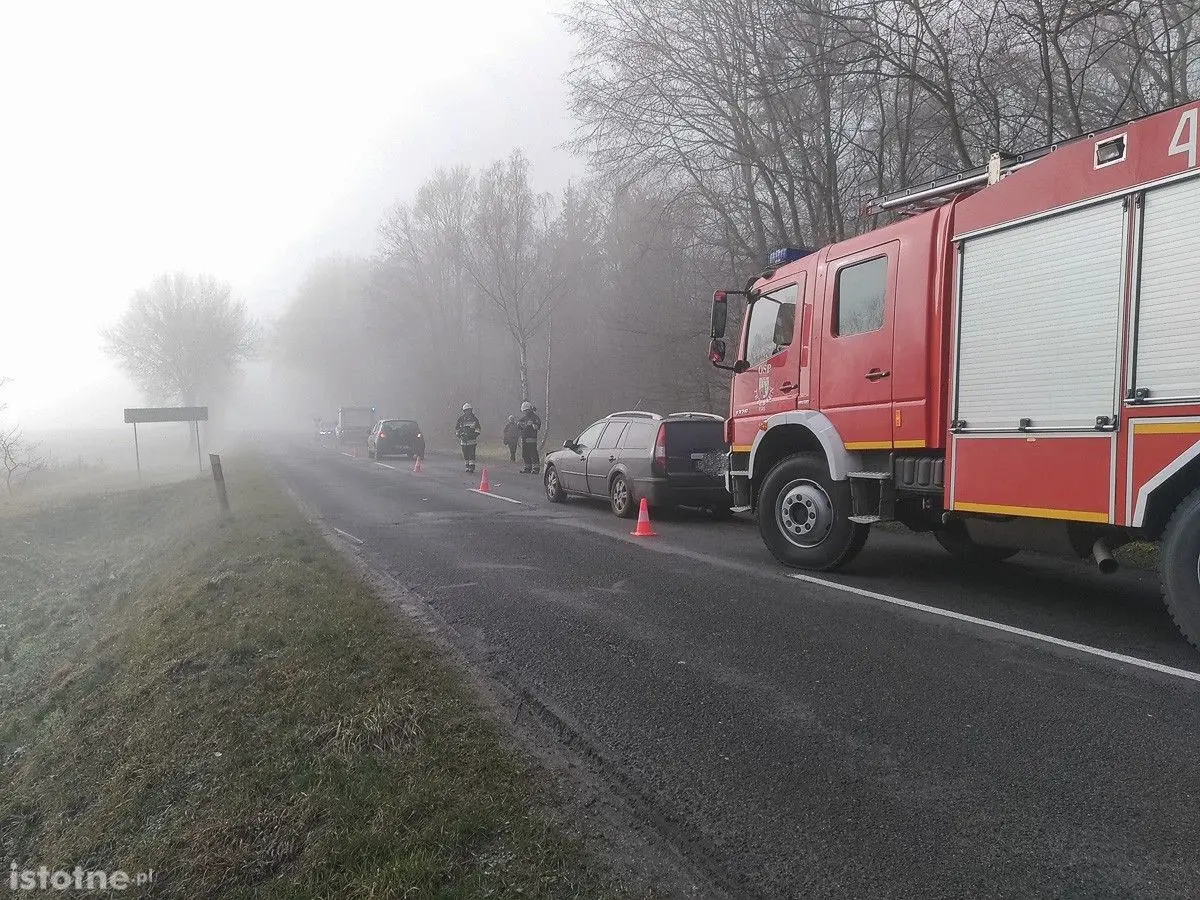 Wypadek między Dąbrową a Łąką, dwie osoby ranne