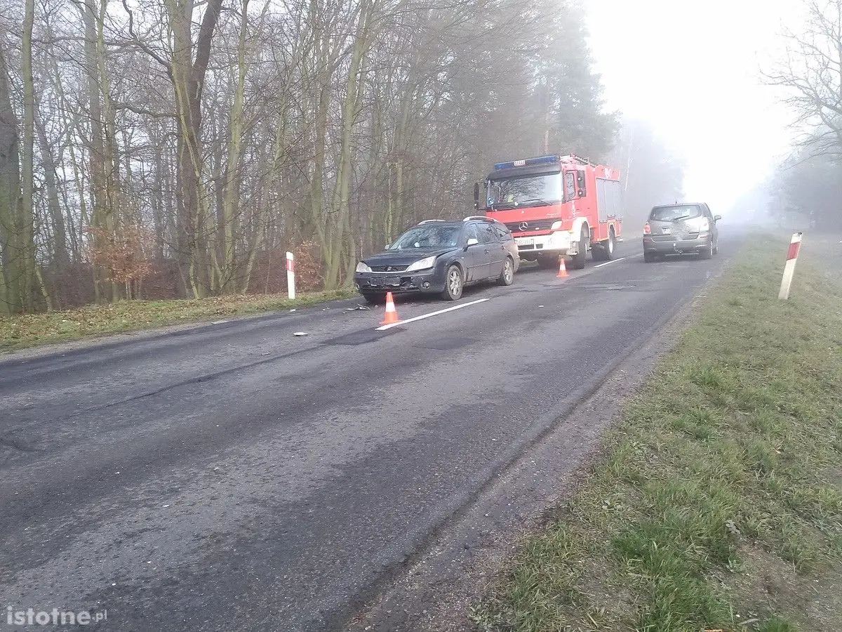 Wypadek między Dąbrową a Łąką, dwie osoby ranne