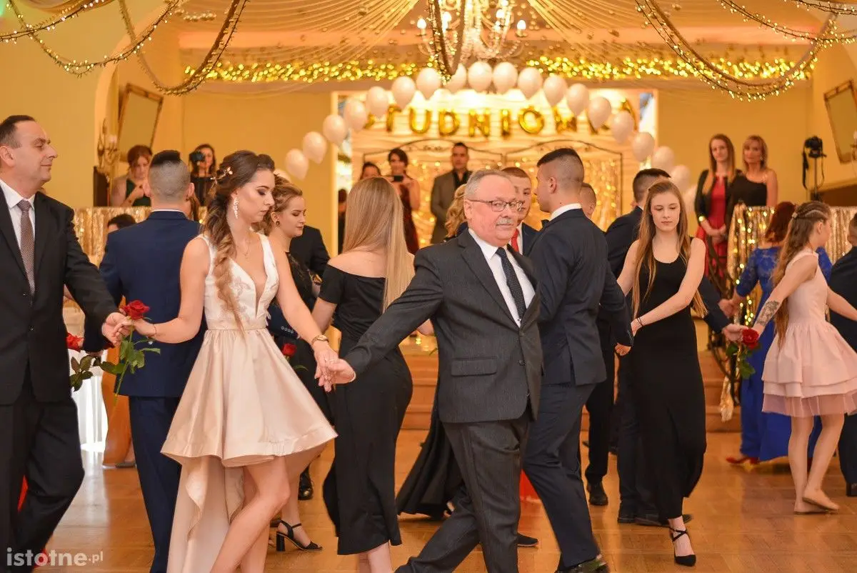 Zobacz, jak bawili się na studniówce uczniowie Zespołu Szkół Budowlanych