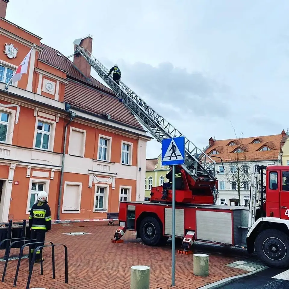 Ciągle wieje, strażacy w pełnej gotowości! Akcja: Ratusz