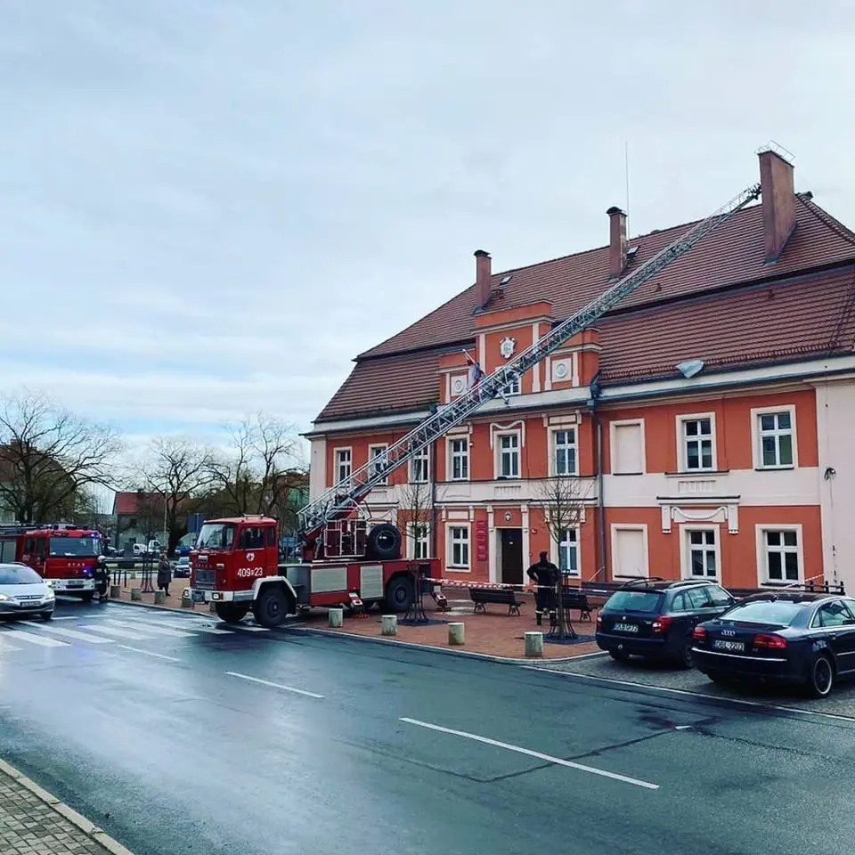 Ciągle wieje, strażacy w pełnej gotowości! Akcja: Ratusz