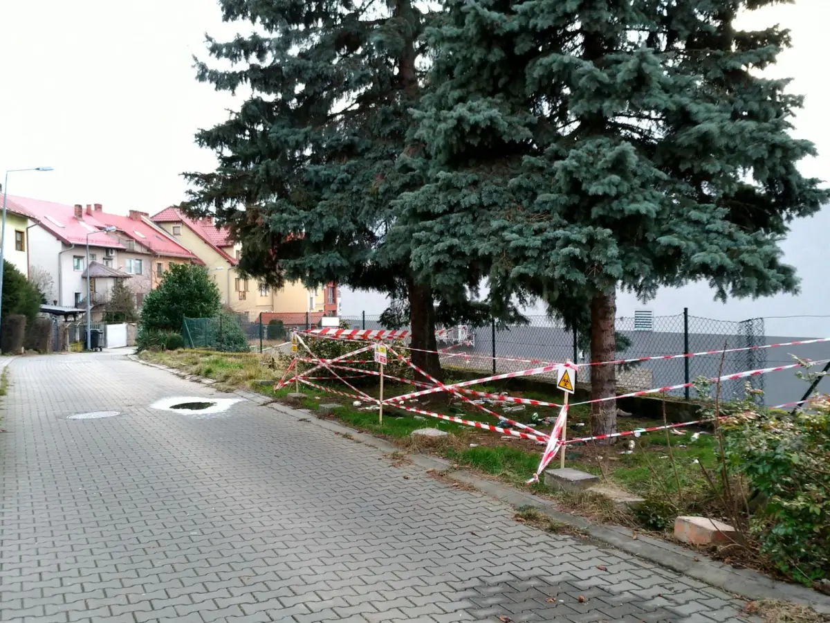 Ogrodzony taśmą zaśmiecony teren