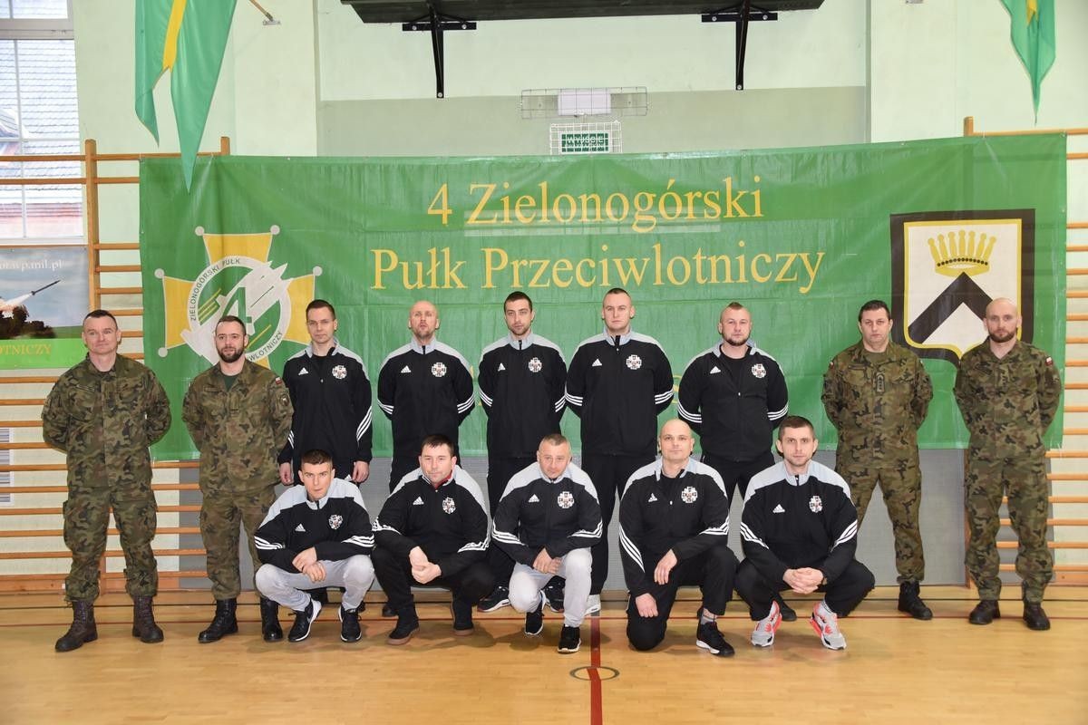 Koszykarze z 23 pułku artylerii na najwyższym stopniu podium