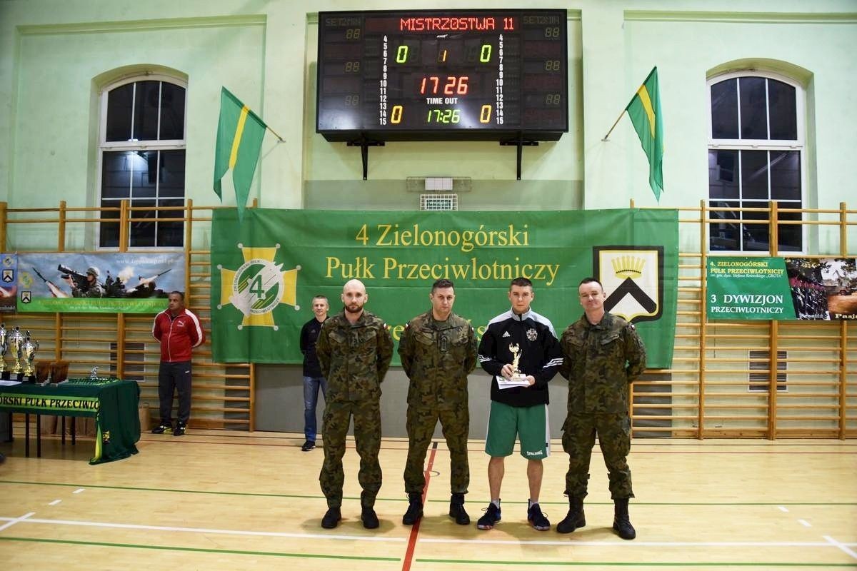 Koszykarze z 23 pułku artylerii na najwyższym stopniu podium