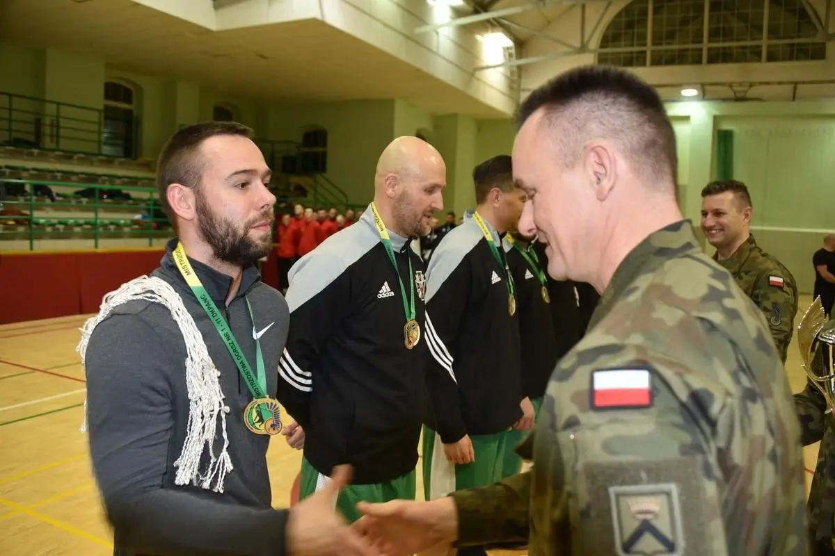 Koszykarze z 23 pułku artylerii na najwyższym stopniu podium