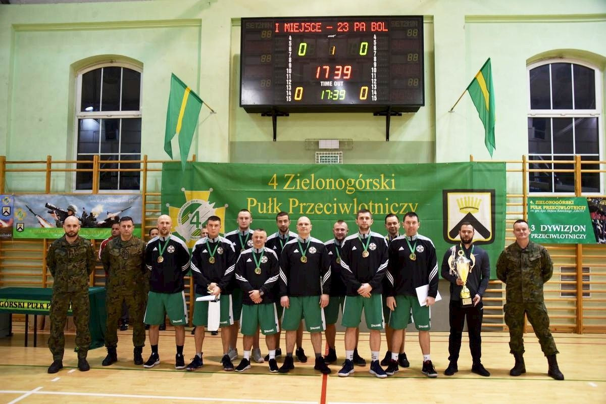 Koszykarze z 23 pułku artylerii na najwyższym stopniu podium