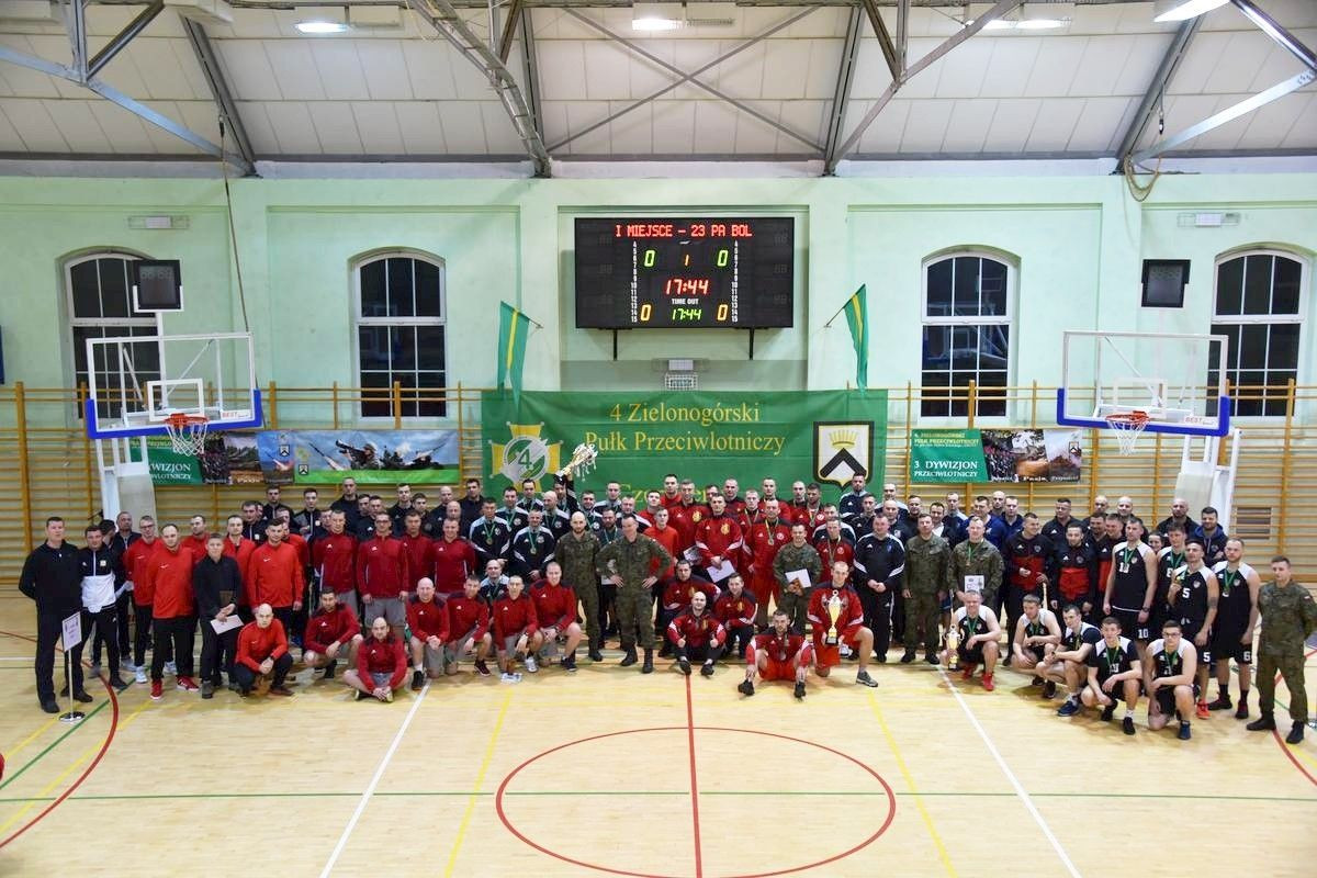 Koszykarze z 23 pułku artylerii na najwyższym stopniu podium