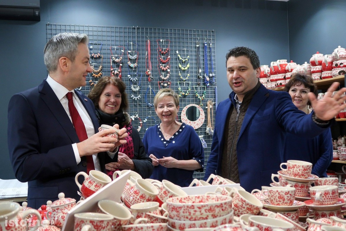 Robert Biedroń w zakładzie produkującym bolesławiecką ceramikę