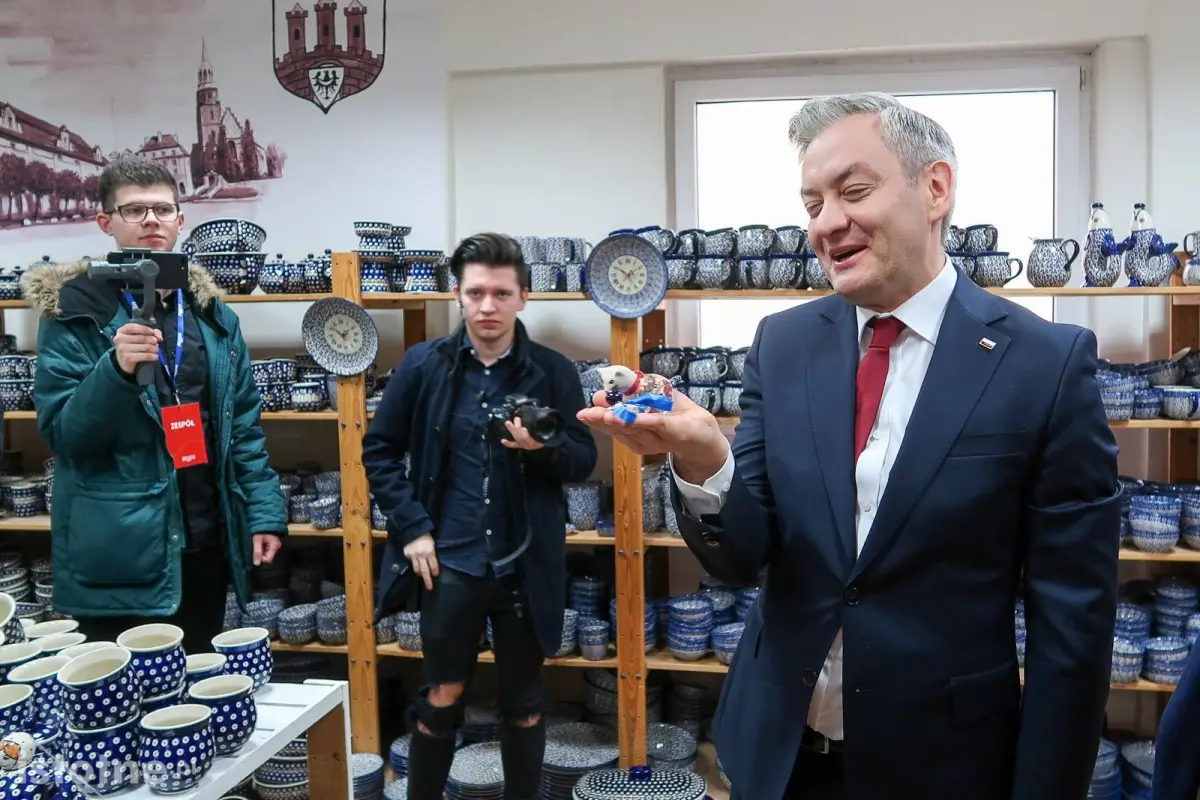 Robert Biedroń w zakładzie produkującym bolesławiecką ceramikę