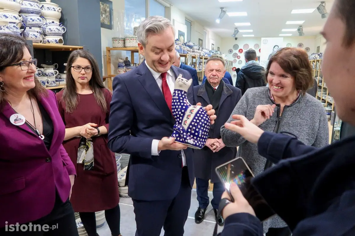 Robert Biedroń w zakładzie produkującym bolesławiecką ceramikę