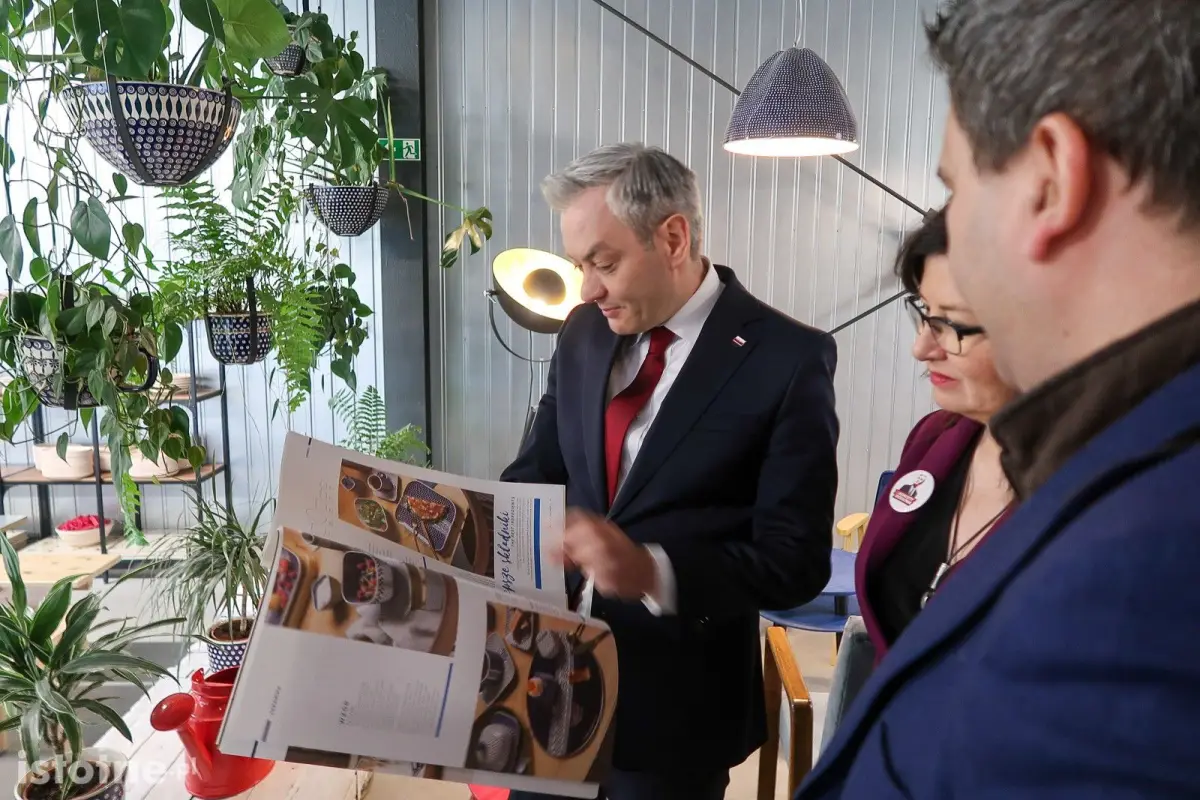 Robert Biedroń w zakładzie produkującym bolesławiecką ceramikę