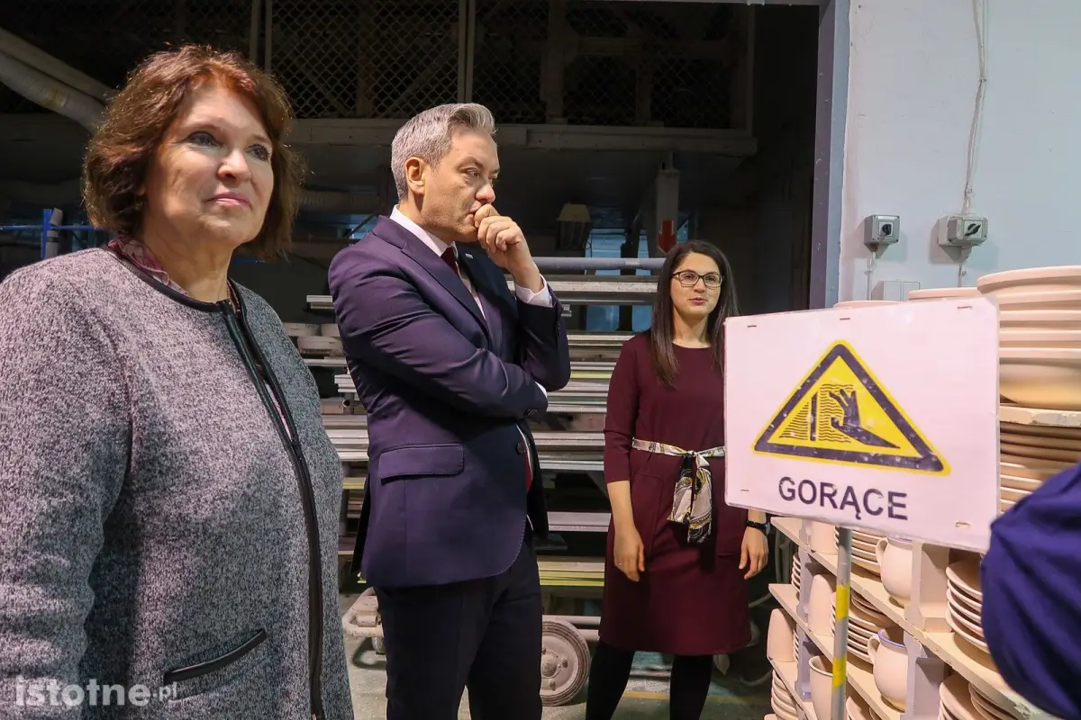 Robert Biedroń w zakładzie produkującym bolesławiecką ceramikę