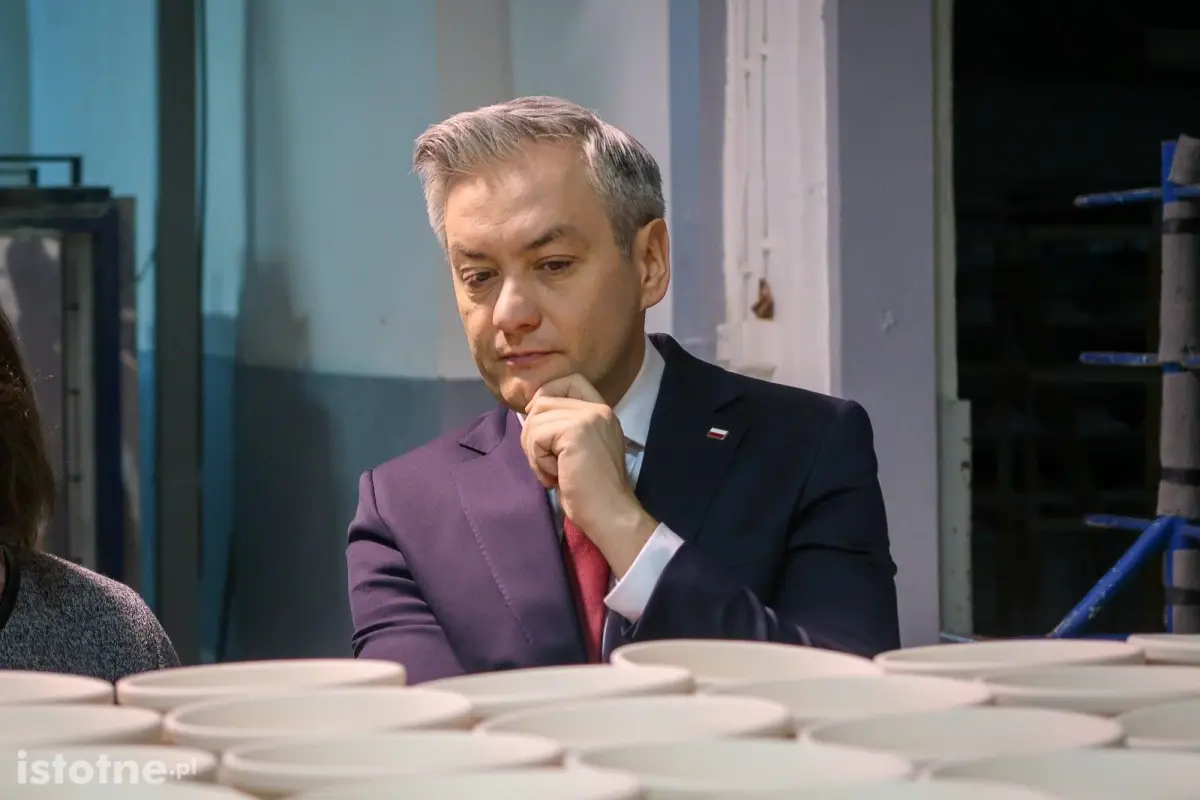 Robert Biedroń w zakładzie produkującym bolesławiecką ceramikę