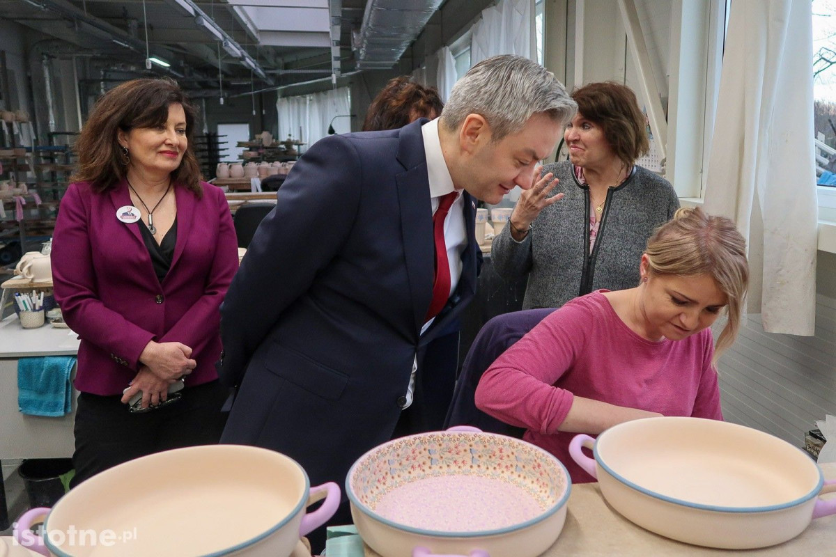 Robert Biedroń w zakładzie produkującym bolesławiecką ceramikę