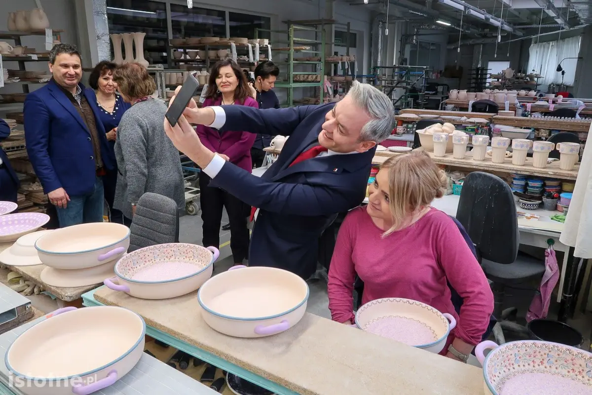 Robert Biedroń w zakładzie produkującym bolesławiecką ceramikę
