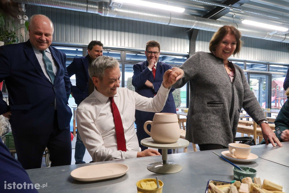 Robert Biedroń w zakładzie produkującym bolesławiecką ceramikę