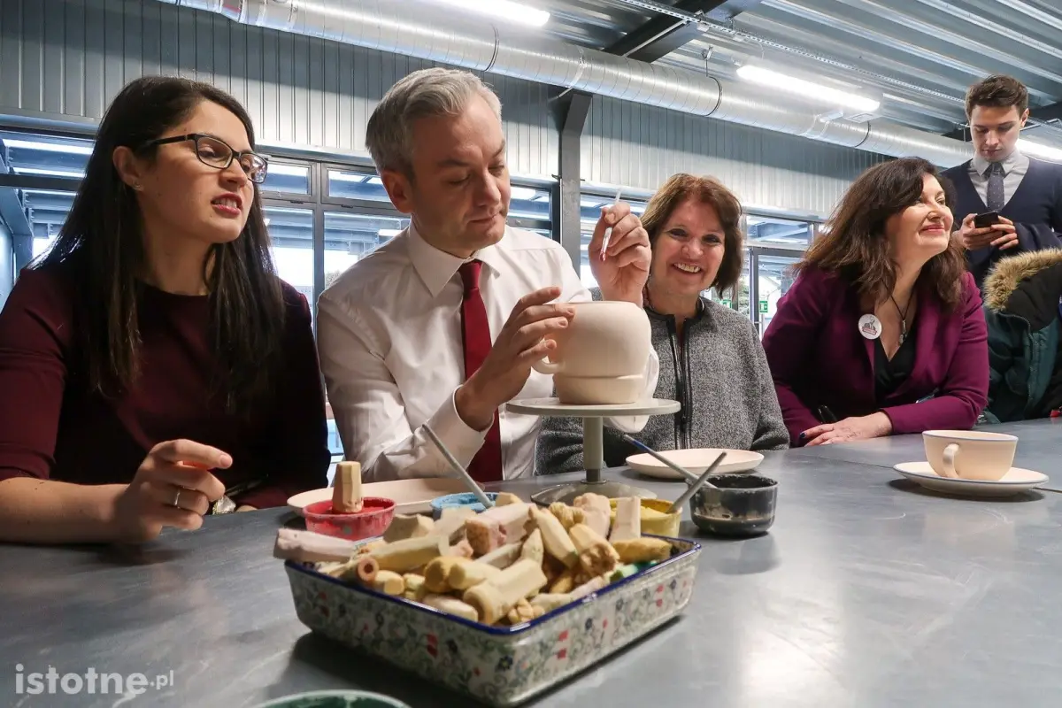 Robert Biedroń w zakładzie produkującym bolesławiecką ceramikę