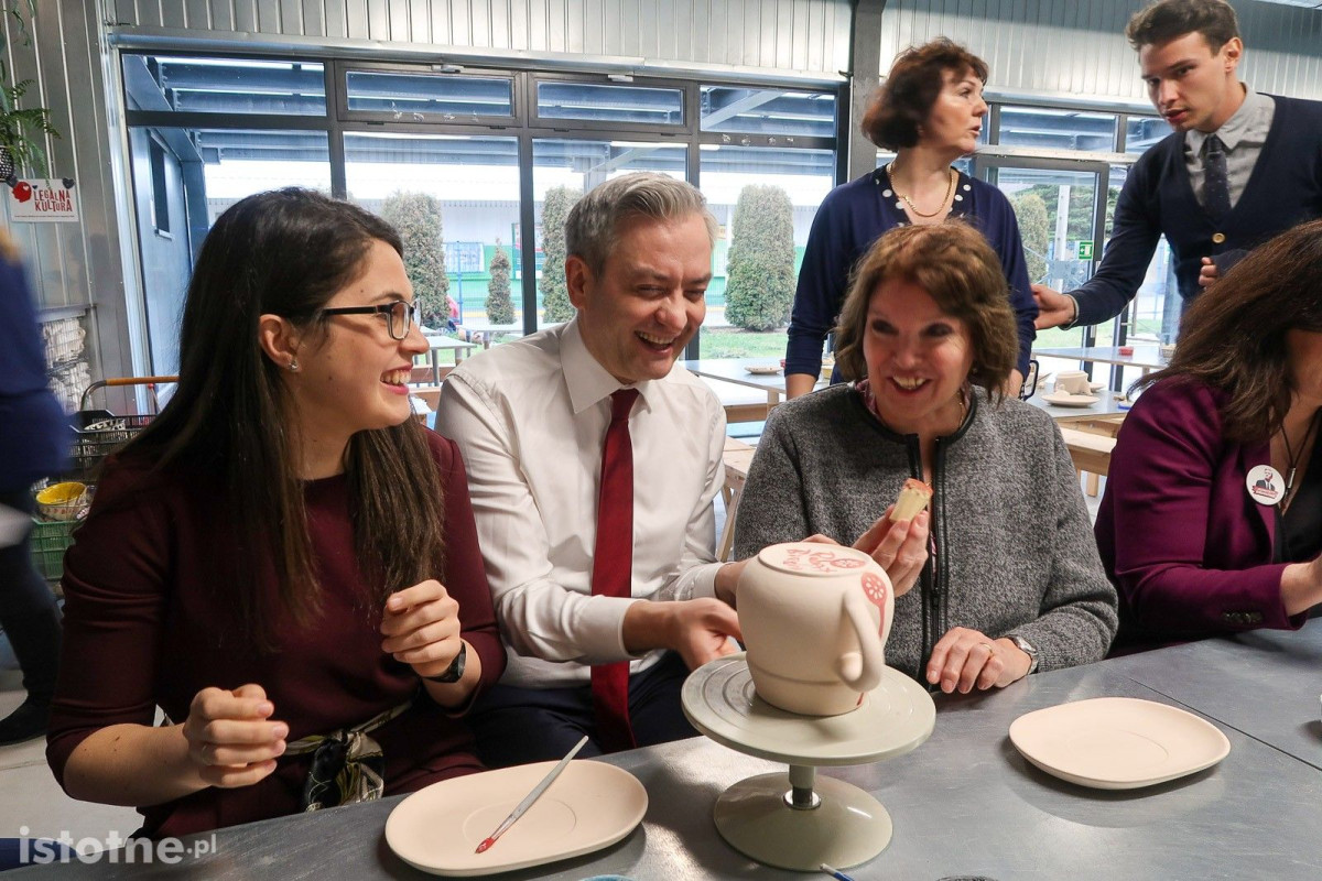 Robert Biedroń w zakładzie produkującym bolesławiecką ceramikę