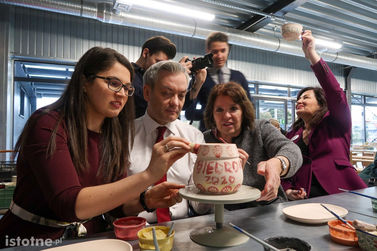Robert Biedroń w zakładzie produkującym bolesławiecką ceramikę