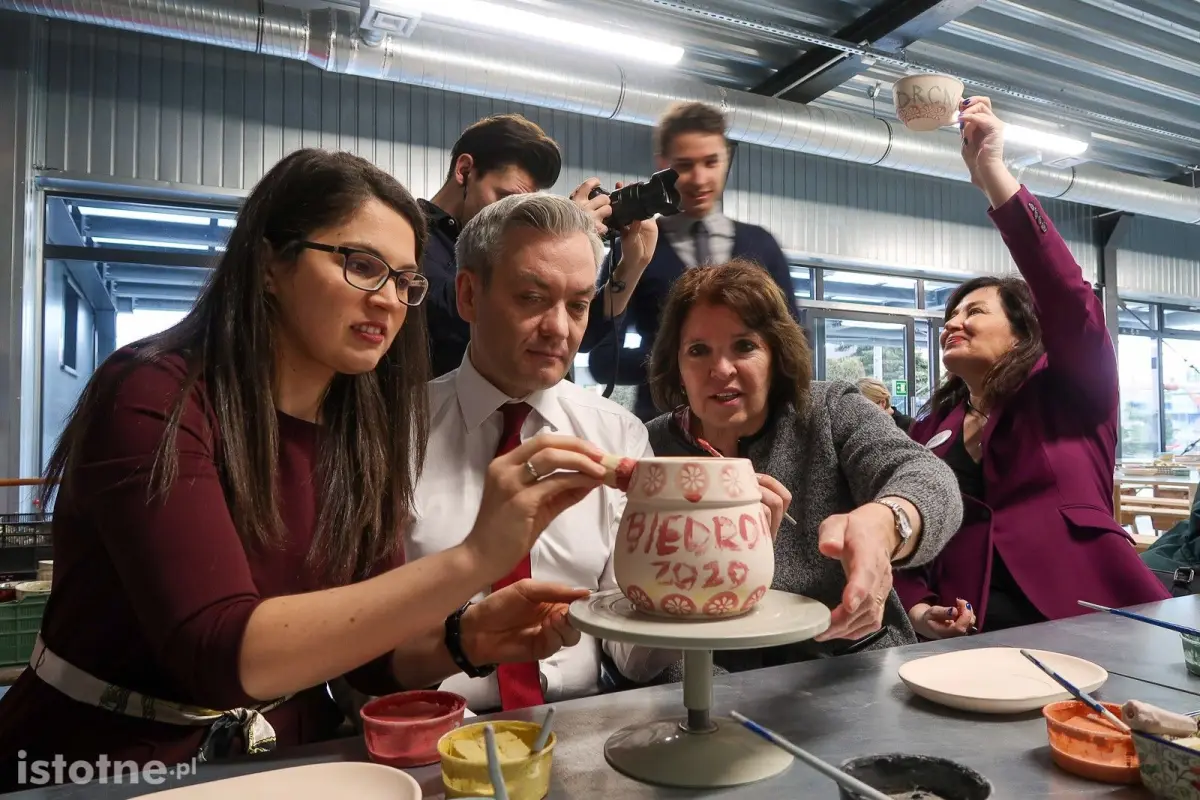Robert Biedroń w zakładzie produkującym bolesławiecką ceramikę