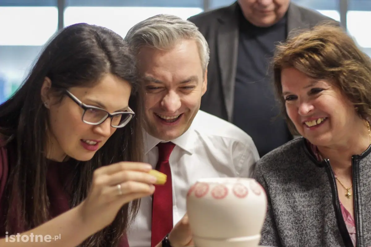 Robert Biedroń w zakładzie produkującym bolesławiecką ceramikę