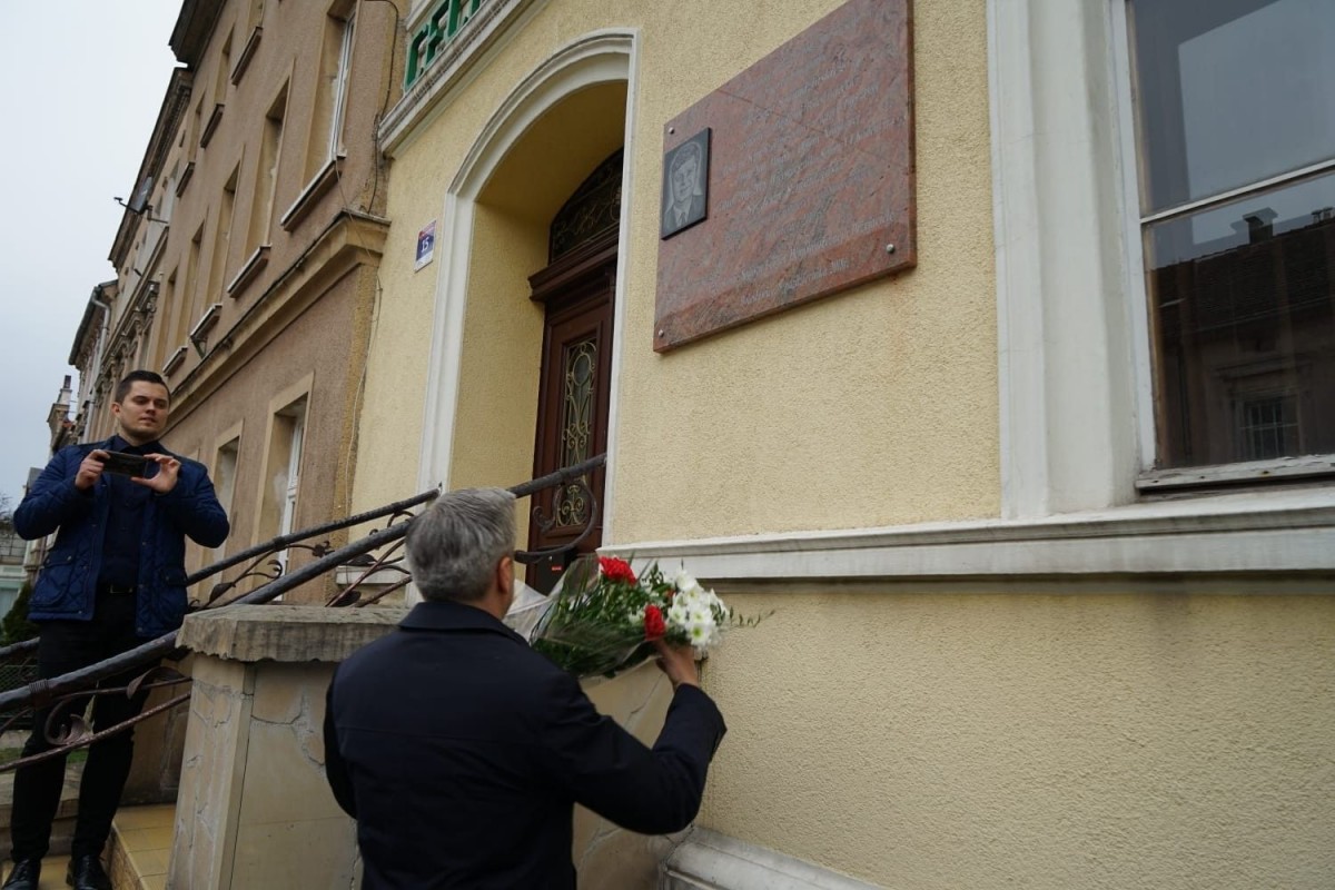 Złożenie kwiatów pod tablicą upamiętniającą Jerzego Szmajdzińskiego