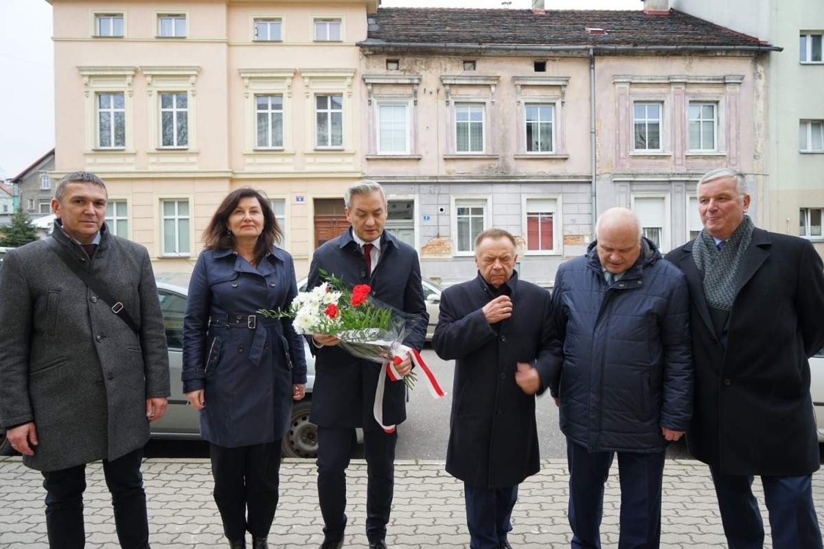 Złożenie kwiatów pod tablicą upamiętniającą Jerzego Szmajdzińskiego