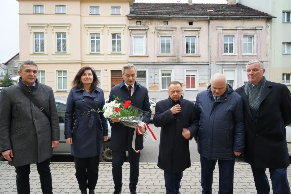 Złożenie kwiatów pod tablicą upamiętniającą Jerzego Szmajdzińskiego