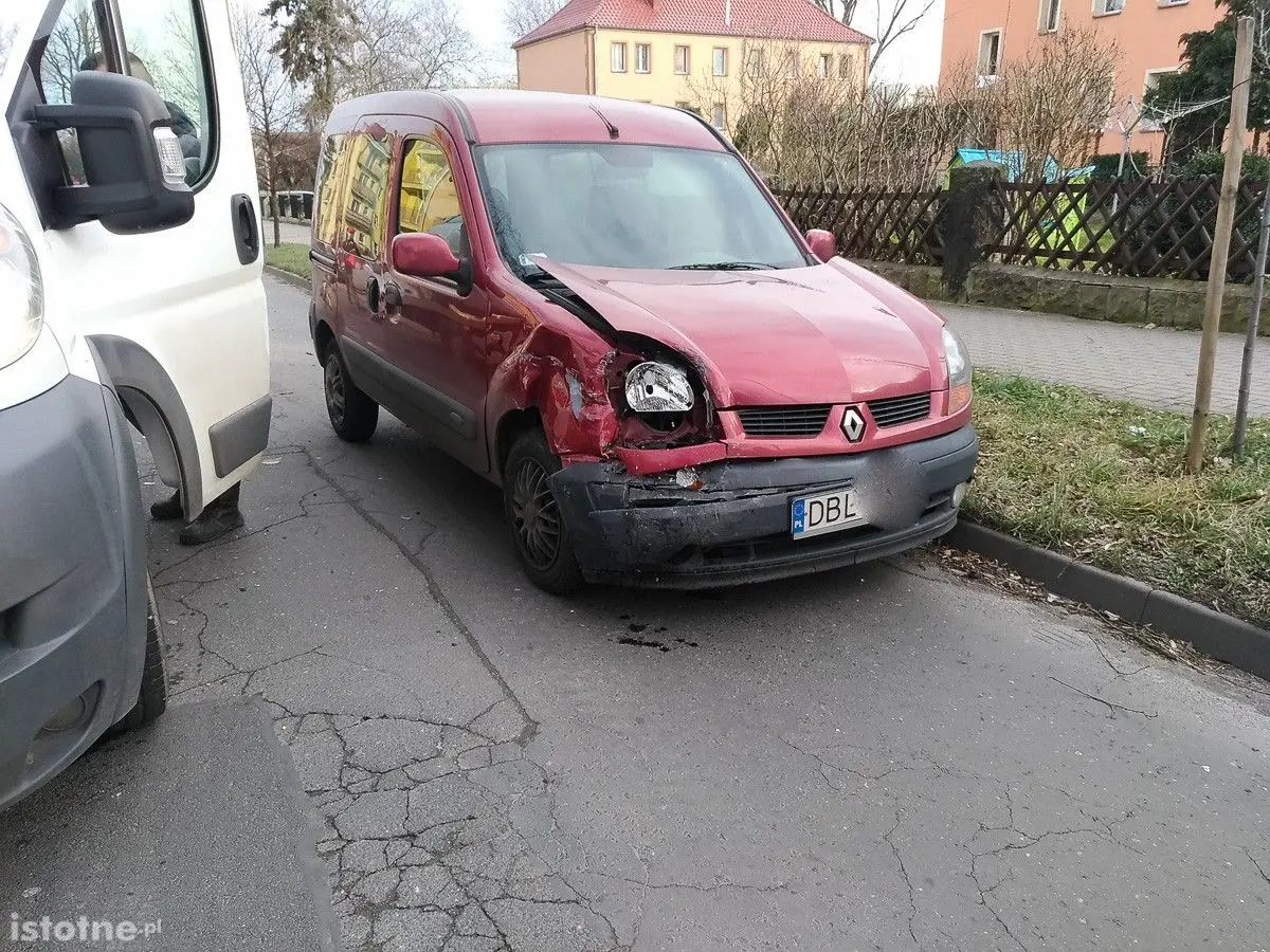Audi i renault po zdarzeniu drogowym na ulicy Spokojnej w Bolesławcu