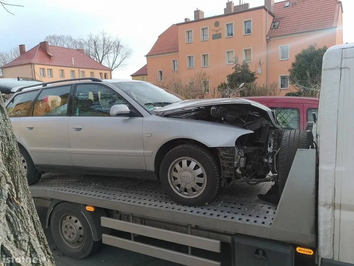 Audi i renault po zdarzeniu drogowym na ulicy Spokojnej w Bolesławcu