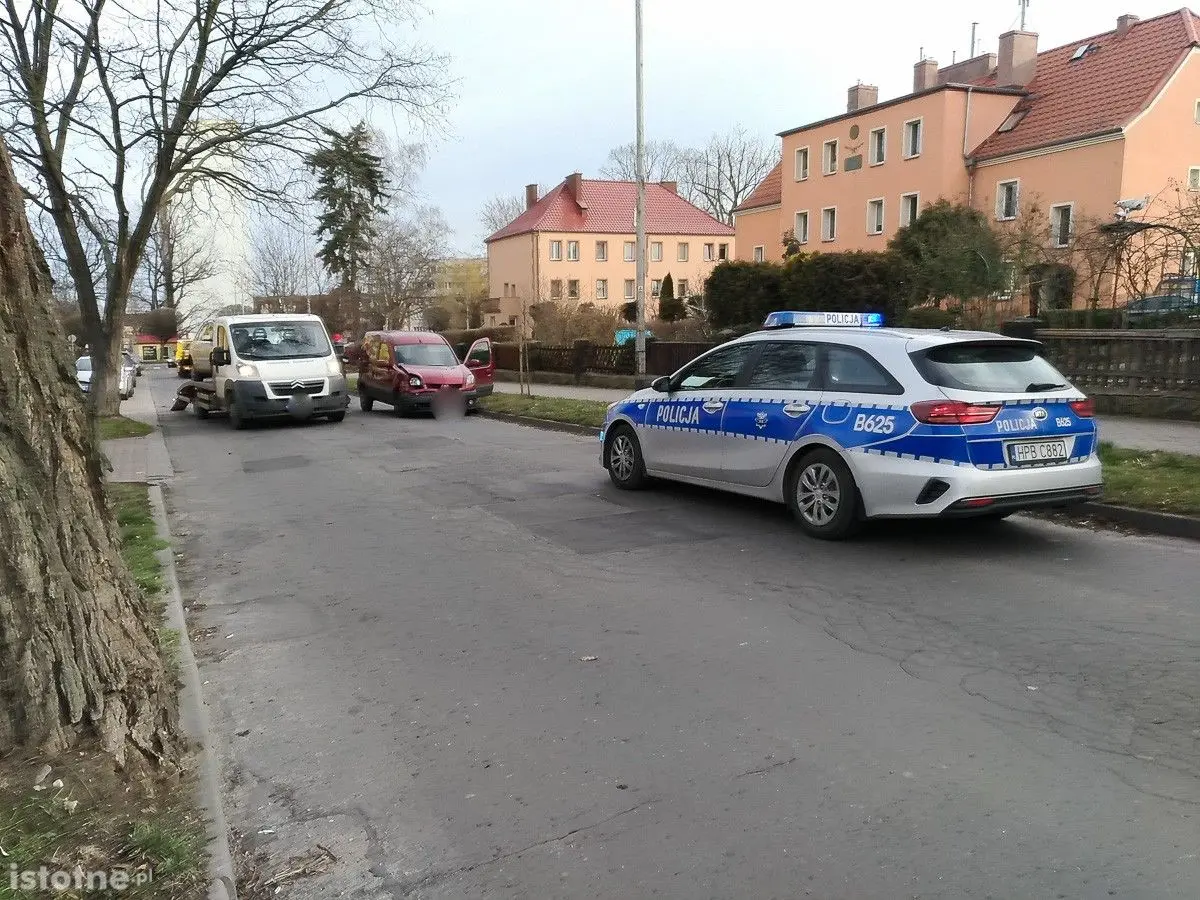 Audi i renault po zdarzeniu drogowym na ulicy Spokojnej w Bolesławcu