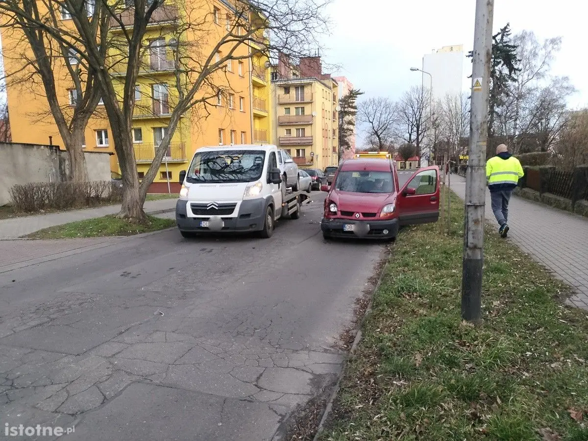 Audi i renault po zdarzeniu drogowym na ulicy Spokojnej w Bolesławcu
