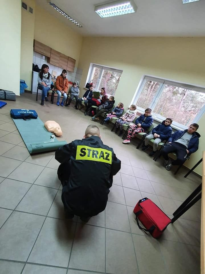 Dzieci w siedzibie strażaków z Przejęsławia (gmina Osiecznica, powiat bolesławiecki)