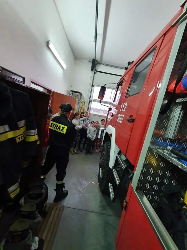 Dzieci w siedzibie strażaków z Przejęsławia (gmina Osiecznica, powiat bolesławiecki)