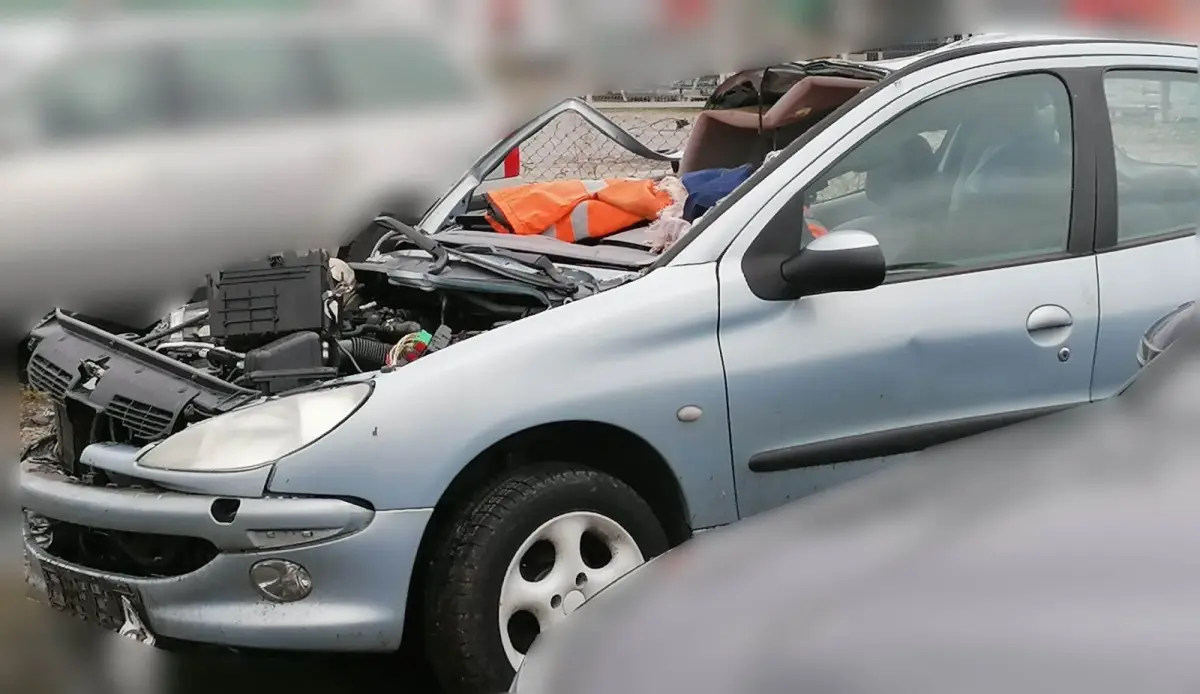 Wrak po wypadku na trasie Kliczków - Bolesławiec