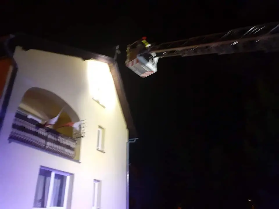 Akcja strażaków: uszkodzony krzyż na dachu domu parafialnego w Brzeźniku (gmina Bolesławiec).