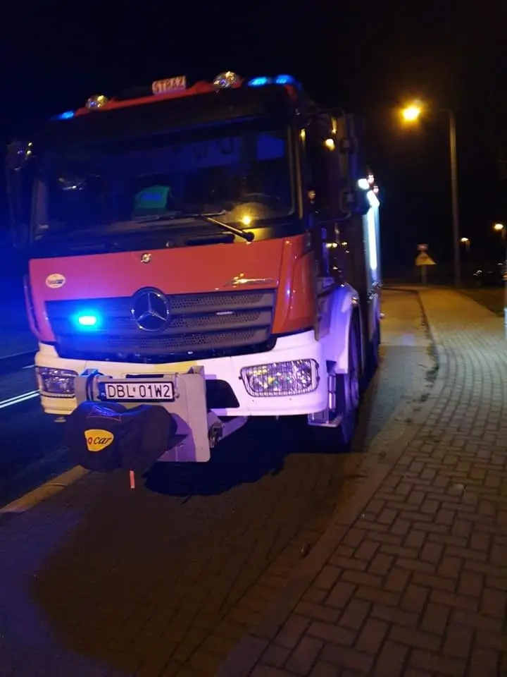Akcja strażaków: uszkodzony krzyż na dachu domu parafialnego w Brzeźniku (gmina Bolesławiec).