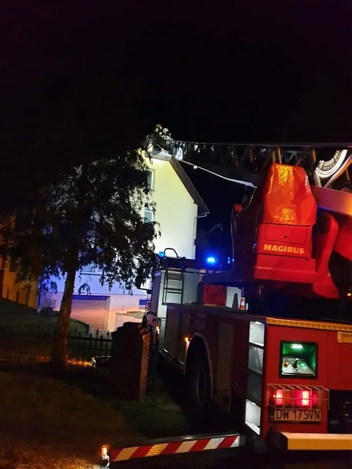 Akcja strażaków: uszkodzony krzyż na dachu domu parafialnego w Brzeźniku (gmina Bolesławiec).