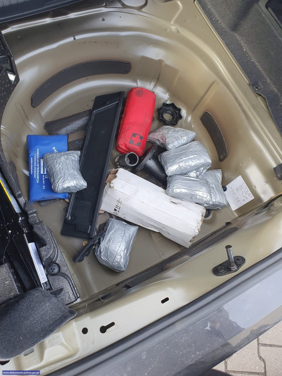 Policjanci z Wrocławia i Bolesławca zatrzymali 28-latka, który próbował przemycić 3,5 kg amfetaminy