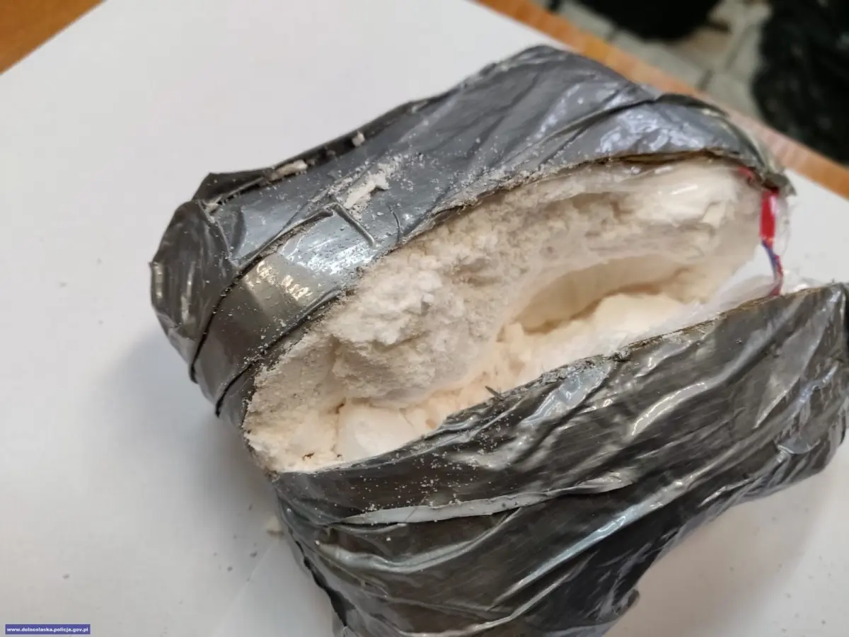 Policjanci z Wrocławia i Bolesławca zatrzymali 28-latka, który próbował przemycić 3,5 kg amfetaminy
