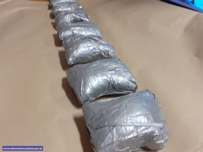 Policjanci z Wrocławia i Bolesławca zatrzymali 28-latka, który próbował przemycić 3,5 kg amfetaminy
