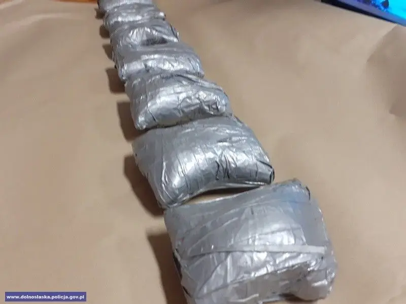 Policjanci z Wrocławia i Bolesławca zatrzymali 28-latka, który próbował przemycić 3,5 kg amfetaminy